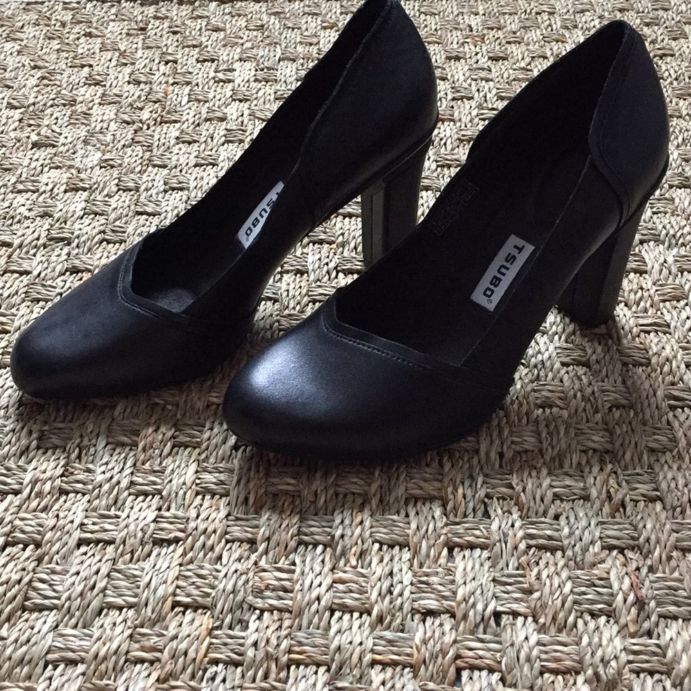 Tsubo Black Leather Pumps